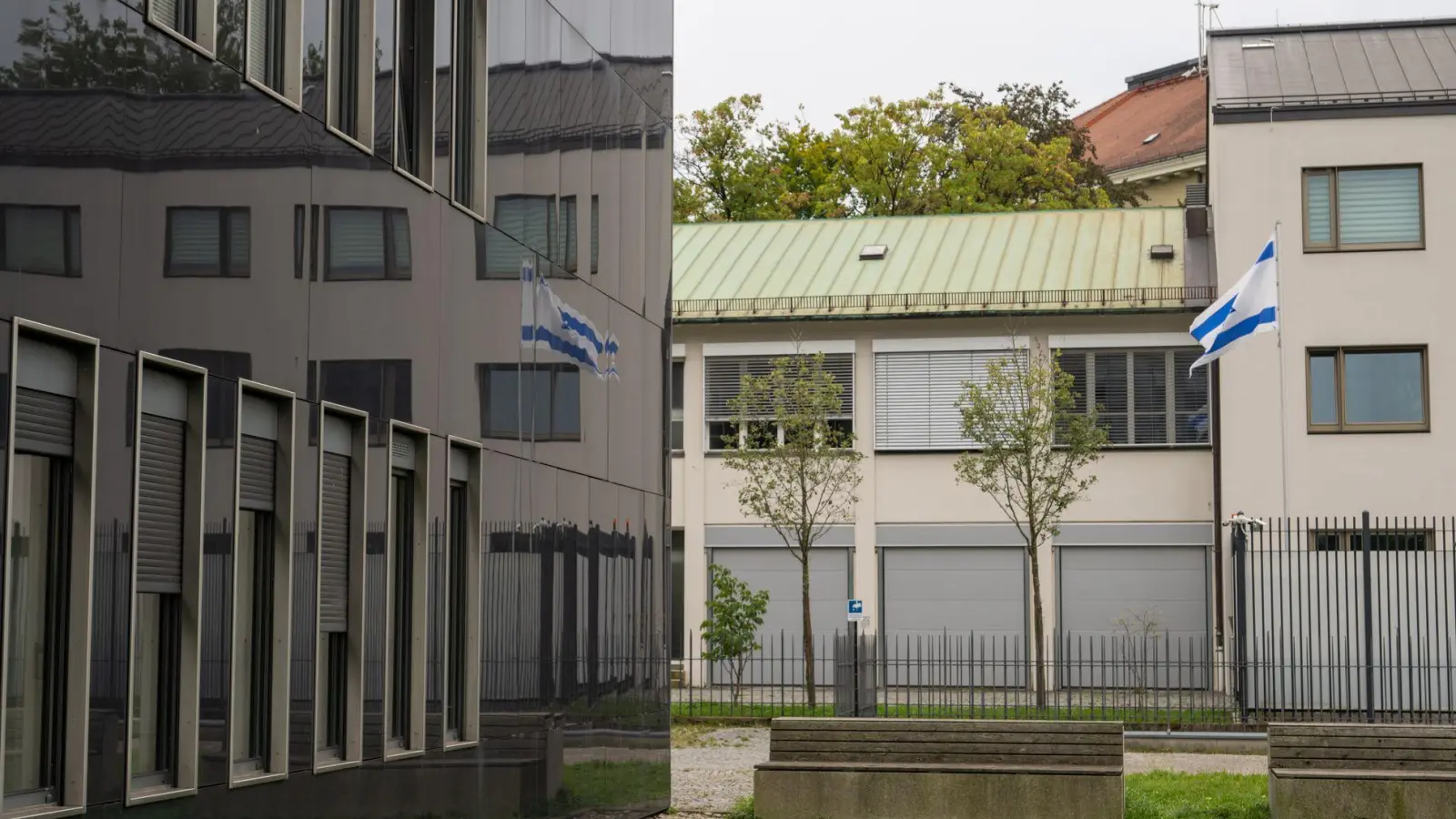 Der 24-Jährige hatte am Samstag faustgroße Steine auf die Fassade des Konsulats geworfen. (Archivbild) (Foto: Stefan Puchner/dpa)