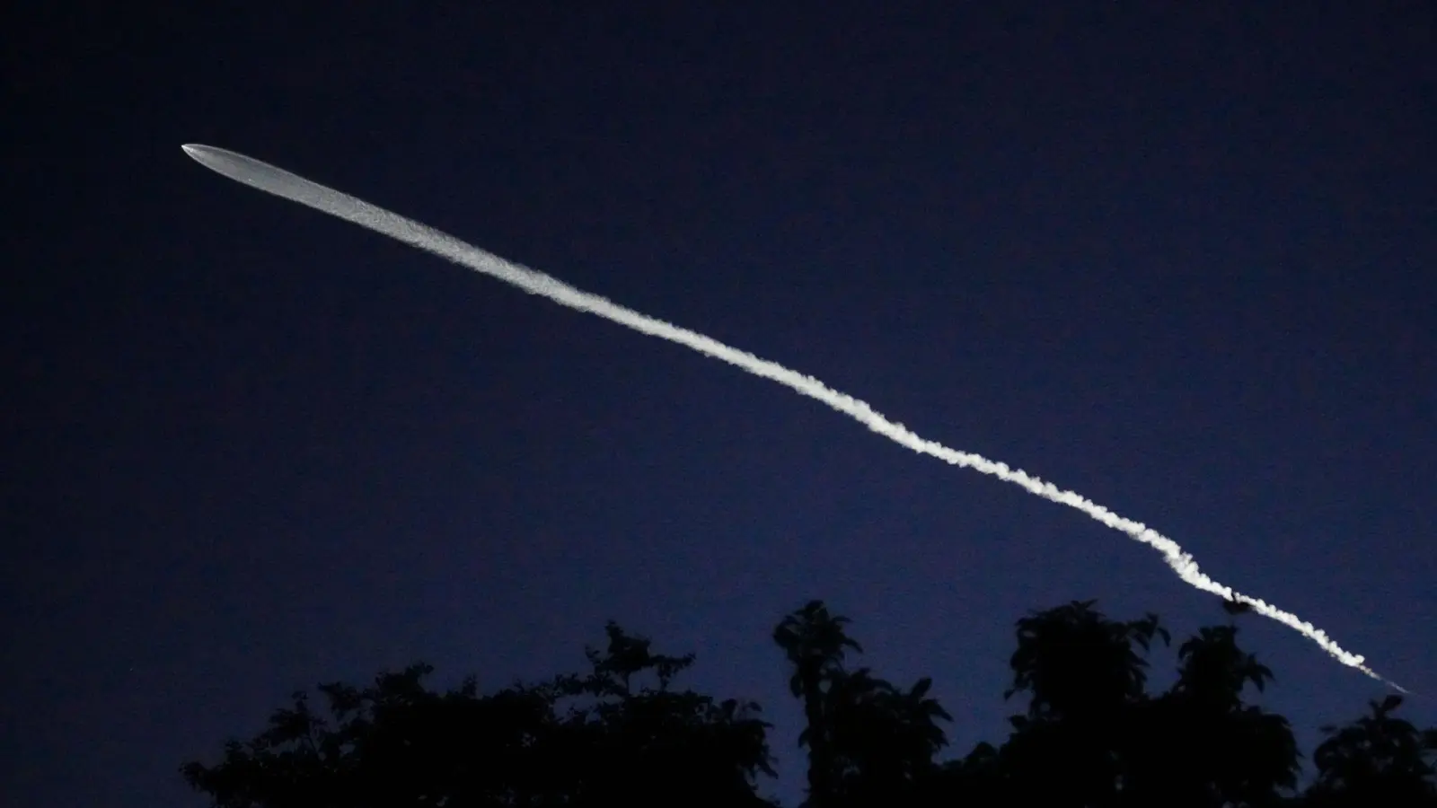 US-Präsident Trump will bürokratische Hürden für die heimische Raumfahrtindustrie aus dem Weg räumen. (Archivbild) (Foto: Damian Dovarganes/AP/dpa)