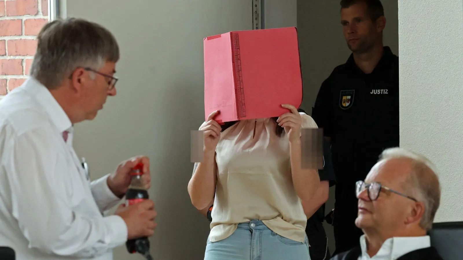 Angeklagte brach ihr Schweigen und verlas eine 95-seitige Erklärung.  (Foto: Bernd Wüstneck/dpa)