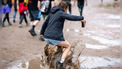Beim Open-Air-Festival „Rock im Park” in Nürnberg gibt es wieder ordentlich Matsch.  (Foto: Daniel Karmann/dpa)