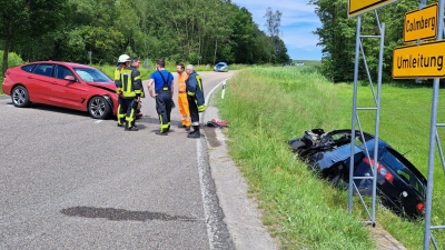 Im Straßengraben landete die Frau mit ihrem Fiat und musste befreit werden.  (Foto: Alexander Biernoth)