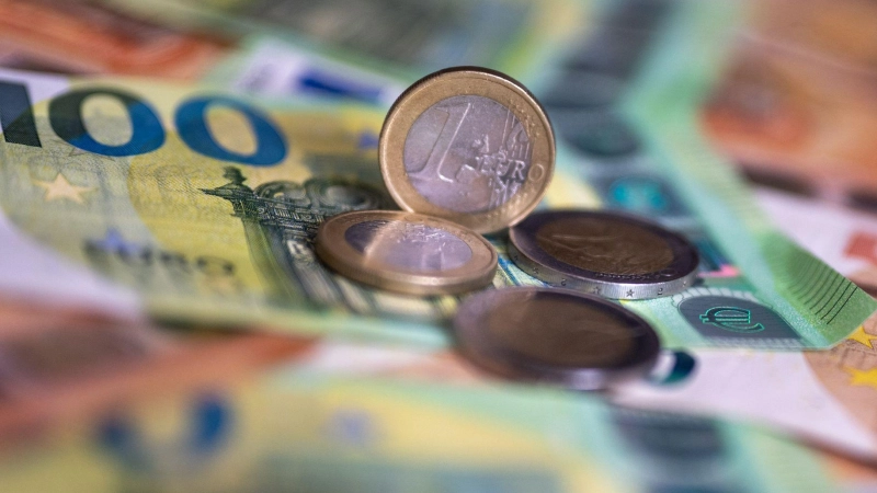 Nach aktuellem Stand muss die Stadt Ansbach 8,6 Millionen Euro mehr an den Bezirk Mittelfranken zahlen, als bislang gedacht. (Symbolbild: Monika Skolimowska/dpa)