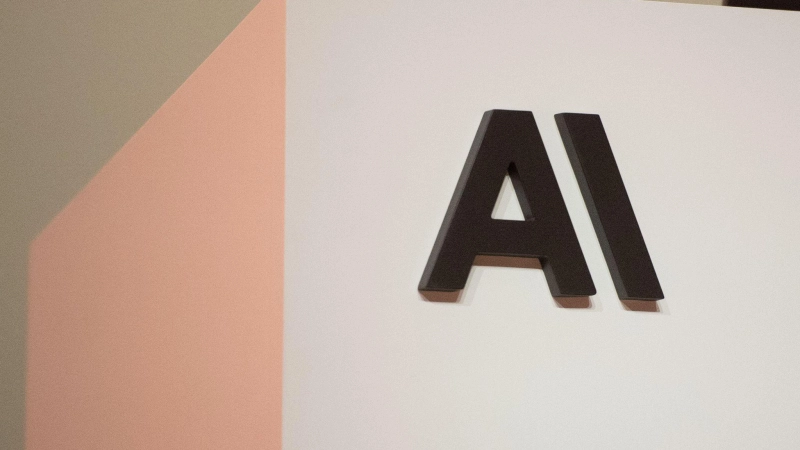 Der OpenAI-Konkurrent Anthropic wurde zuletzt bei einer Finanzierungsrunde mit insgesamt 900 Milliarden Dollar bewertet. (Archivbild) (Foto: Andrej Sokolow/dpa)