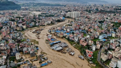Nach starken Regenfällen in Nepal wälzen sich Schlamm- und Wassermassen durch das Kathmandutal. (Bild Archiv) (Foto: Gopen Rai/AP/dpa)