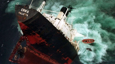 Der Untergang der „Erika“ verursachte eine verheerende Ölpest (Archivbild). (Foto: Marine Nationale/AFP/epa/dpa)