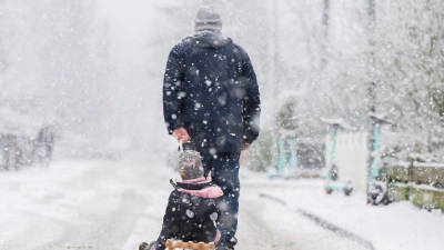 Im Norden und Osten wird am Freitag noch Schnee erwartet. (Foto: Julian Stratenschulte/dpa)