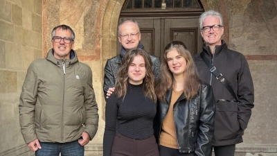 Wolfgang Guttropf, Jürgen Kiderlen und Patrick Ruh (von links) freuen sich schon auf die Weihnachtszeit mit den Auftritten der Feuchtwanger Christkinder Nathalie Jordan (links) und Lena Weber. (Foto: Florian Pöhlmann)