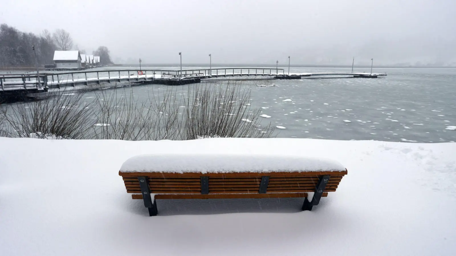 Das Eis auf dem Alpsee ist laut der Polizei aufgrund der milden Temperaturen nicht überall tragfähig. (Symbolbild) (Foto: Karl-Josef Hildenbrand/dpa)