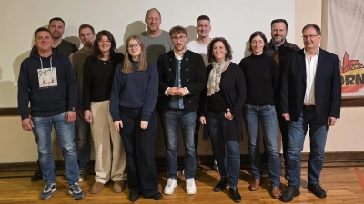 Die Unabhängigen Wähler Ornbau haben ihre Kandidierendenliste für 2026 nominiert. Auf Platz eins steht Bürgermeister Marco Meier (Mitte).  (Foto: Mathias Göttler)