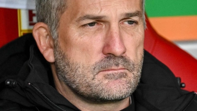 Manuel Baum ist nach der Augsburger Pleite angefressen. (Foto: Harry Langer/dpa)