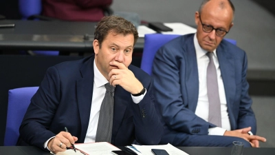 Merz und Klingbeil wirkten nachdenklich im Bundestag. (Foto: Michael Brandt/dpa)
