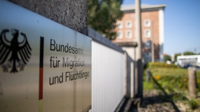 Bundesinnenminister Alexander Dobrindt (CSU) hat das Bundesamt angewiesen, die Widerrufsprüfungen für syrische Staatsangehörige wieder aufzunehmen. (Symbolbild) (Foto: Daniel Karmann/dpa)