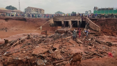 Zerstörungen nach einem Unwetter in der nigerianischen Stadt Mokwa (Foto: Chenemi Bamaiyi/AP/dpa)