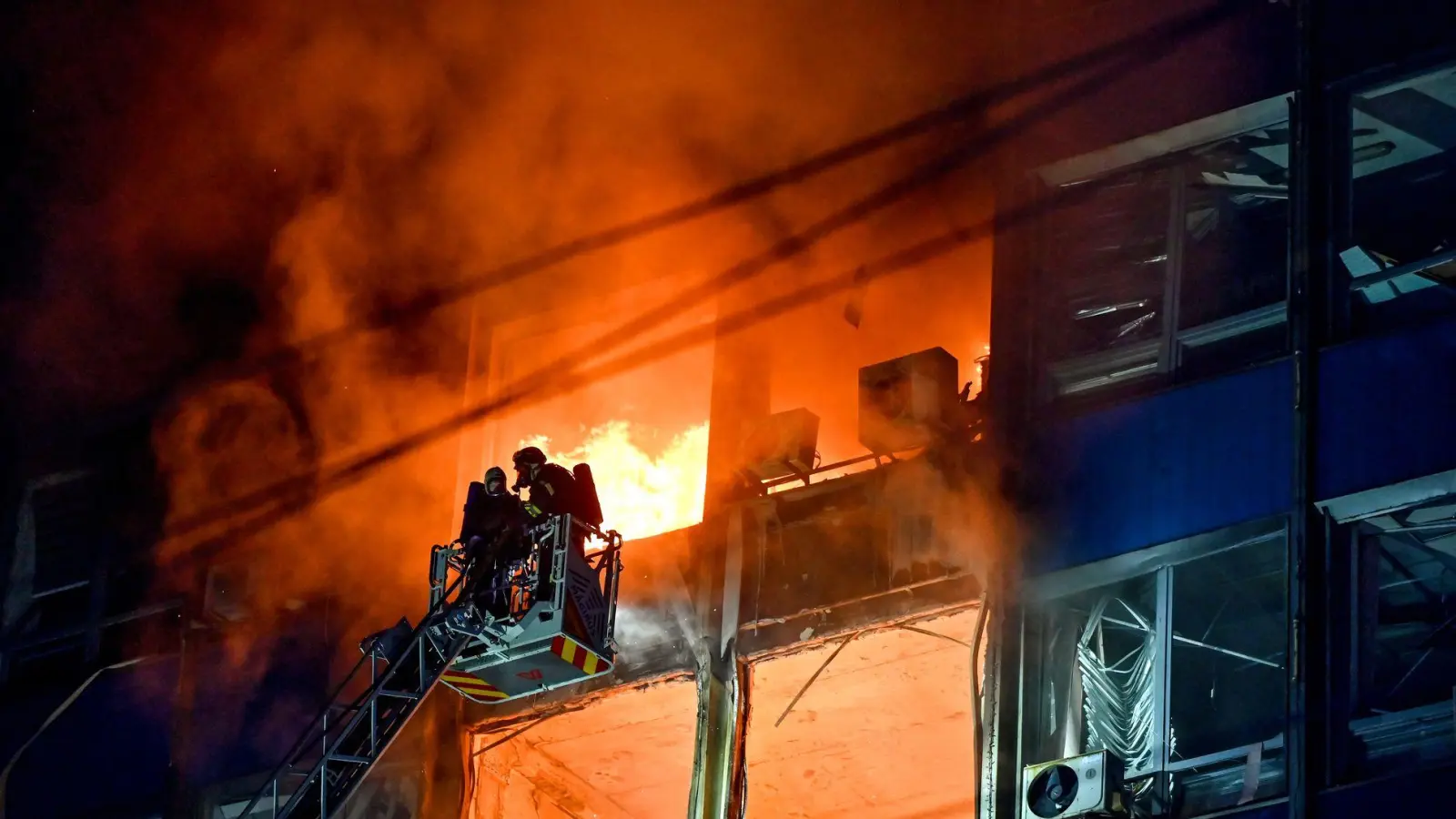 Feuerwehrleute löschen einen Brand, der durch einen Luftangriff russischer Truppen auf die industrielle Infrastruktur der Stadt im Südosten der Ukraine verursacht wurde. (zu dpa: «Viele Tote und Verletzte durch russische Bomben in Ukraine») (Foto: -)