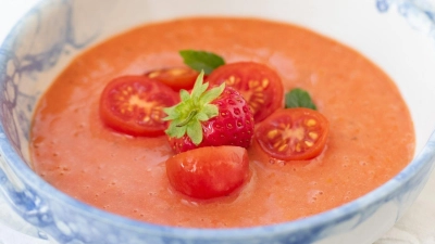 Fruchtige Noten und feine Säure vereinigen sich in der Erdbeer-Tomaten-Suppe von Food-Bloggerin Thyra. (Foto: Thyra Parthen/dpa-tmn)