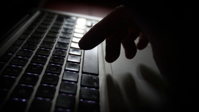 Kinder und Jugendliche sind den Gefahren im Internet oft schutzlos ausgeliefert. (Foto: Karl-Josef Hildenbrand/dpa)