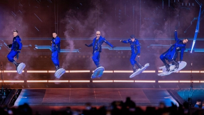 Die Show der Backstreet Boys begann schwebend unter dem Stadiondach. (Foto: Rolf Vennenbernd/dpa)