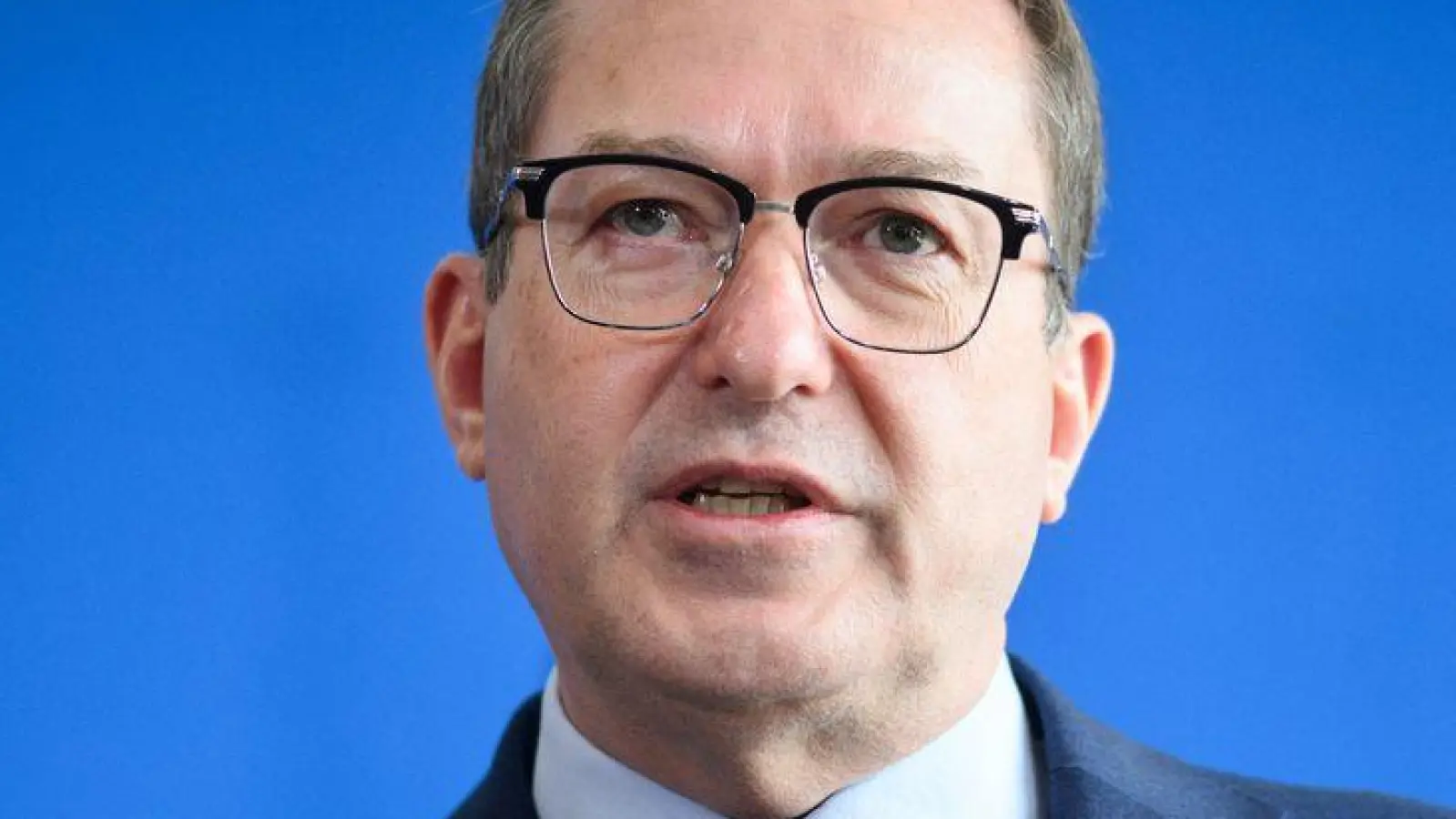 Innenminister Dobrindt will mit dem Gesetzentwurf die Sog-Faktoren für Migranten reduzieren. (Foto: Bernd von Jutrczenka/dpa)