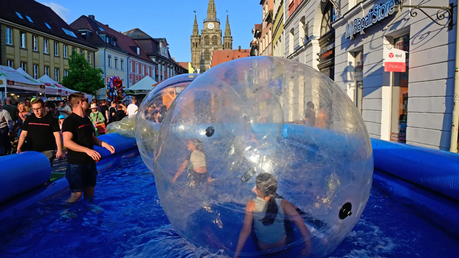 Einmal über Wasser laufen: Diese Möglichkeit bietet sich für Kinder auf dem Martin-Luther-Platz beim „Aqua Walker”. (Foto: Jim Albright)
