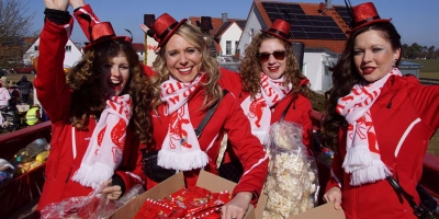 „Hellllauuu“: Für die Besucher an den Straßenrändern von Mitteleschenbach regnete es Popcorn und viele andere Leckereien. (Foto: Horst Kuhn)