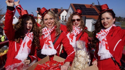 „Hellllauuu“: Für die Besucher an den Straßenrändern von Mitteleschenbach regnete es Popcorn und viele andere Leckereien. (Foto: Horst Kuhn)