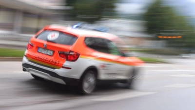 Auch die Reanimation brachte keinen Erfolg: Der Notarzt konnte am Ende nur noch den Tod des in Wassertrüdingen gestürzten Radfahrers feststellen. (Symbolbild: Karl-Josef Hildenbrand/dpa)