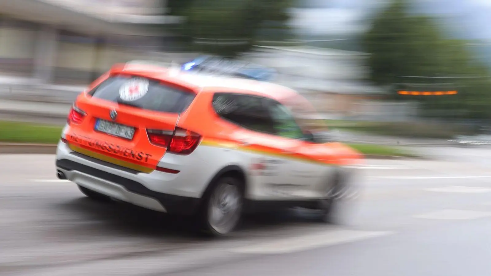 Auch die Reanimation brachte keinen Erfolg: Der Notarzt konnte am Ende nur noch den Tod des in Wassertrüdingen gestürzten Radfahrers feststellen. (Symbolbild: Karl-Josef Hildenbrand/dpa)
