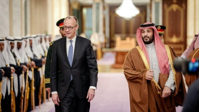 Vom geächteten Herrscher zum begehrten Partner: Merz und der saudische Kronprinz. (Foto: Kay Nietfeld/dpa)