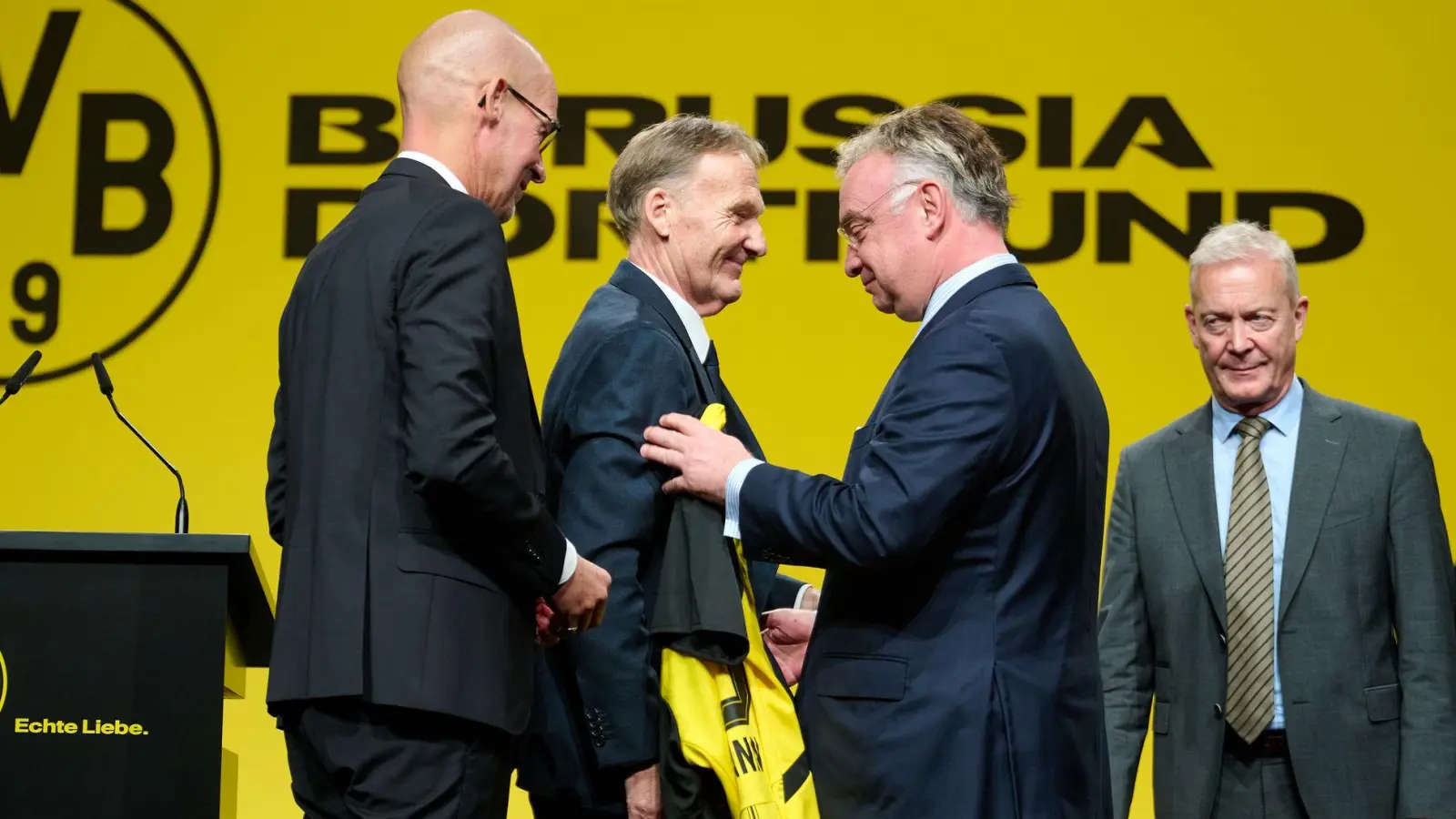 Zwei nehmen Abschied beim BVB: Christian Kullmann (M.r.) hört als Chef des Aufsichtsrates auf, der Vorstandsvorsitzende Hans-Joachim Watzke (M. l.) hielt seine letzte Rede vor den Aktionären.  (Foto: Bernd Thissen/dpa)