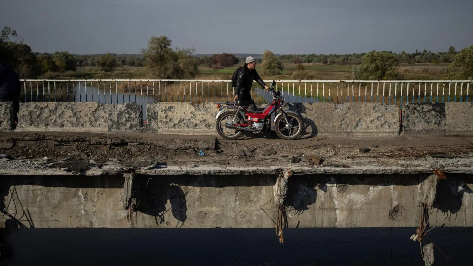 Die Brücken über den Fluss Oskil bei Kupjansk sind nach dreieinhalb Jahren Krieg weitgehend zerstört. (Archivbild) (Foto: Evgeniy Maloletka/AP/dpa)