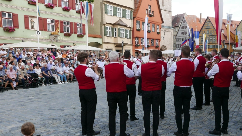Die Stadtkapelle stimmte die Zuhörerinnen und Zuhörer vor der Schranne musikalisch auf die Kinderzeche ein. (Foto: Roman Kocholl)