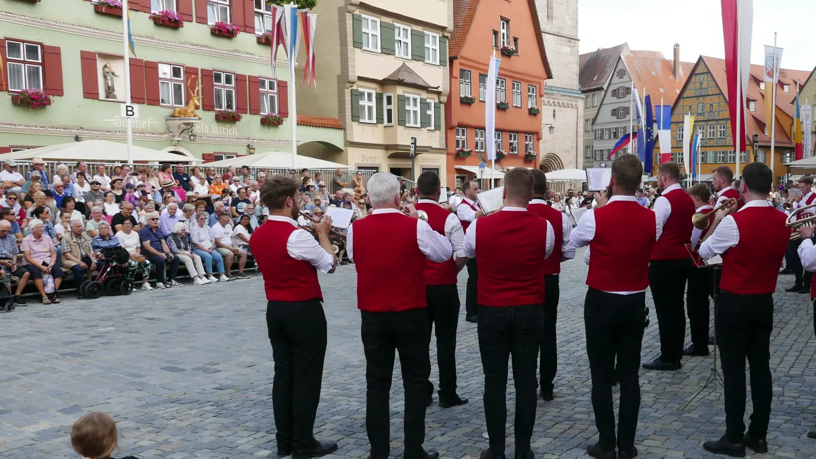 Die Stadtkapelle stimmte die Zuhörerinnen und Zuhörer vor der Schranne musikalisch auf die Kinderzeche ein. (Foto: Roman Kocholl)