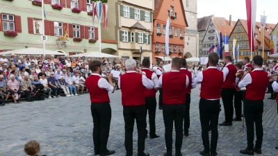 Die Stadtkapelle stimmte die Zuhörerinnen und Zuhörer vor der Schranne musikalisch auf die Kinderzeche ein. (Foto: Roman Kocholl)
