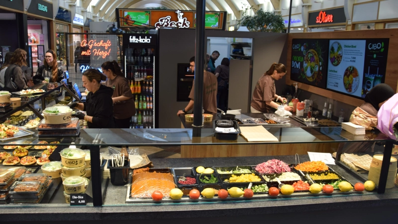 „Cibo” nennt sich eines der beiden neuen Gastro-Angebote im Brücken-Center. Laut Center-Chef Lars Horn verbirgt sich dahinter ein Konzept, das es so bisher noch nicht gegeben hat.  (Foto: Florian Schwab)