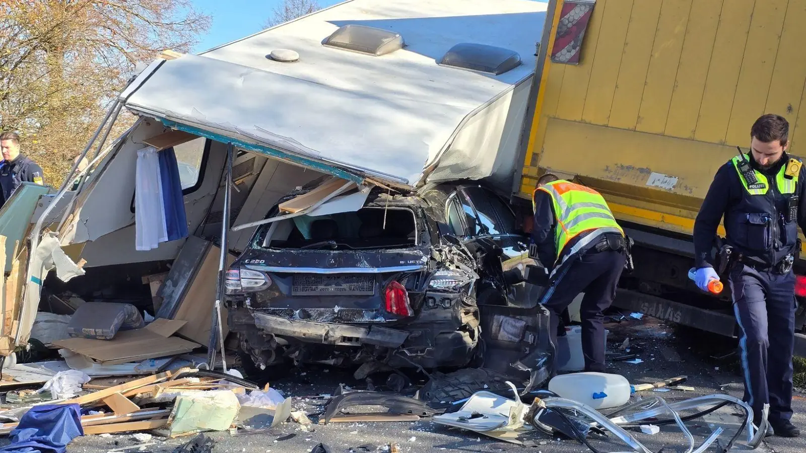 Der Mann wurde zwischenzeitlich in dem Auto eingeklemmt. (Foto: Helmut Degenhart/zema-medien/dpa)