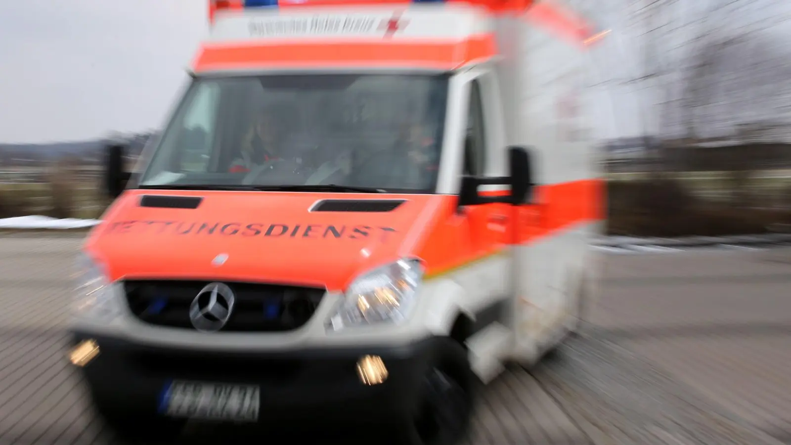 Der Rettungsdienst rückte zu der Unfallstelle aus. (Symbolbild) (Foto: Stephan Jansen/dpa)