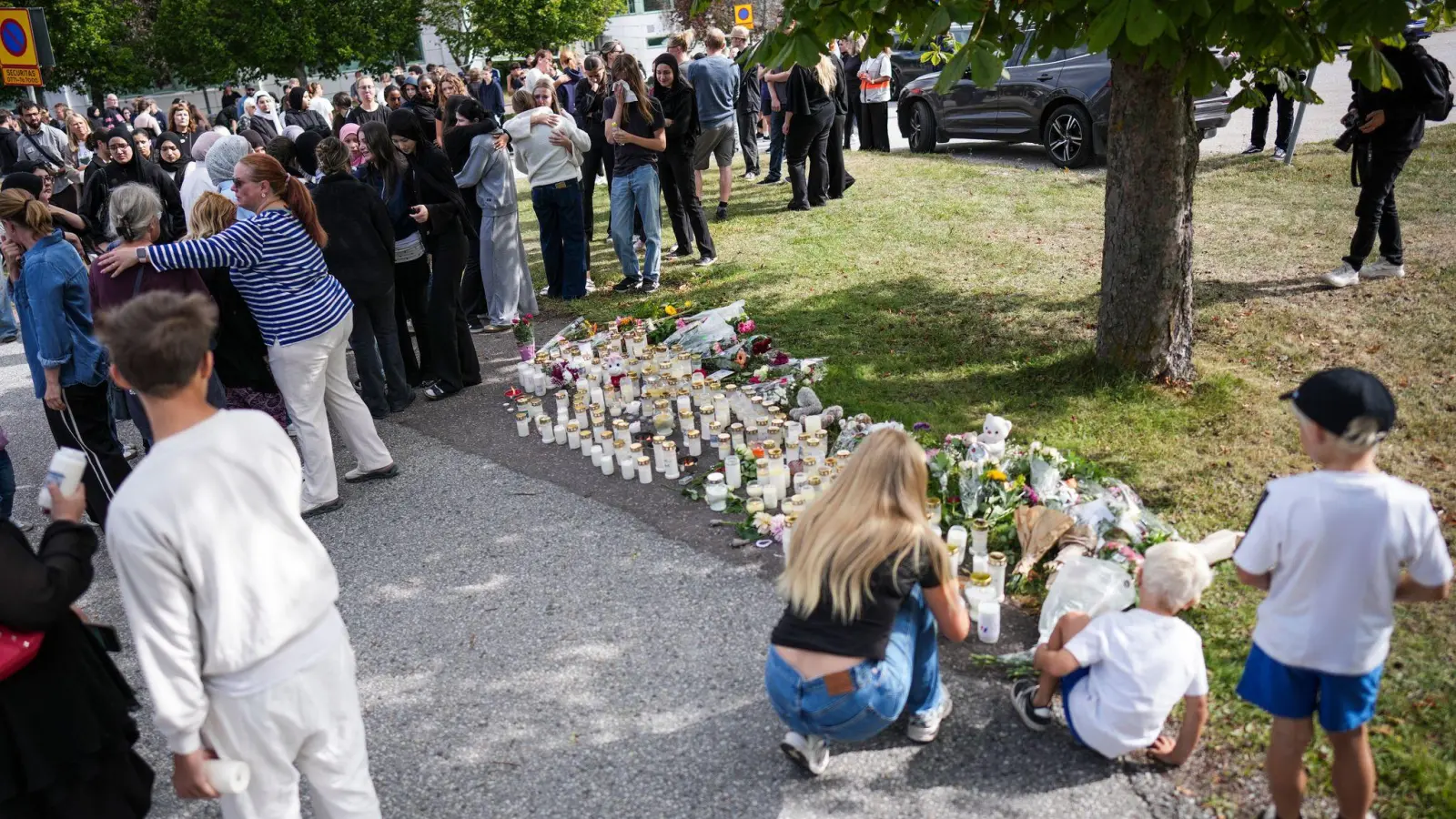 Die Menschen in Fagersta gedenken der Opfer.  (Foto: Magnus Lejhall/TT News Agency/AP/dpa)