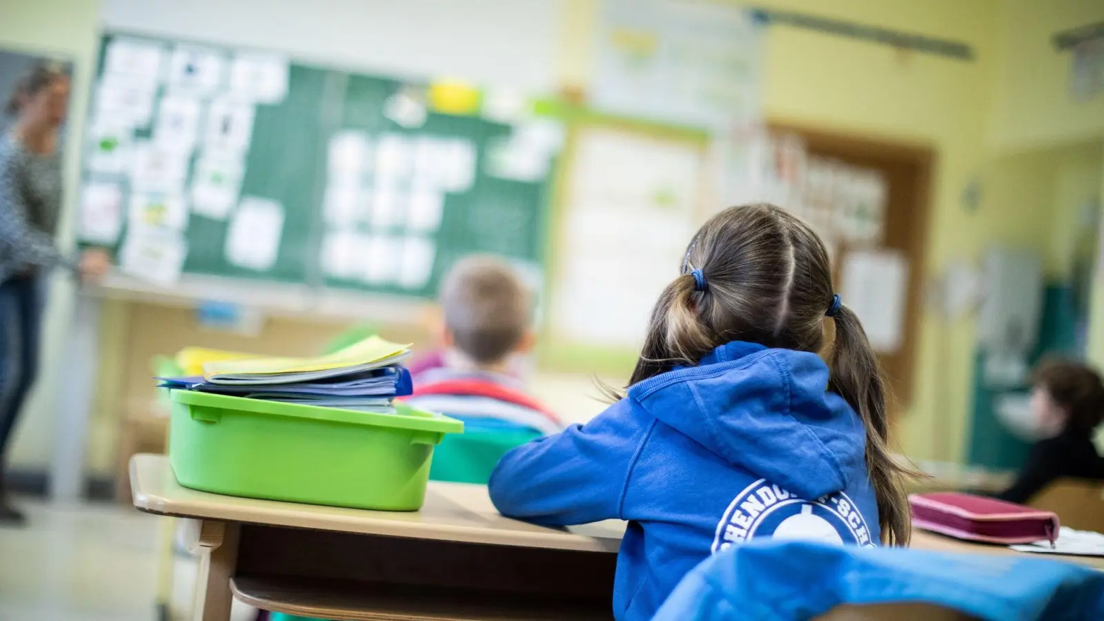 Schülerinnen und Schüler einer Grundschule sitzen mit Abstand in ihrem Klassenraum. Die dünne Personaldecke in deutschen Schulen wird mit pensionierten Lehrern nicht gelöst. (Foto: Marcel Kusch/dpa)