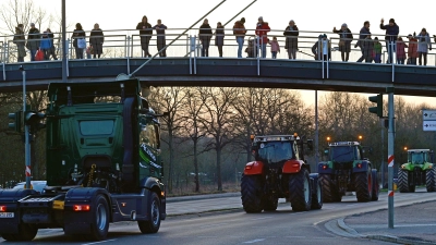 Auf der Residenzstraße in Ansbach verkehrte am Mittwoch erneut ein Protestzug - dabei kam es auch zu einem unschönen Zwischenfall. (Foto: Jim Albright)