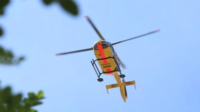 Nachdem eine Explosion gemeldet wurde, startete ein Rettungshubschrauber. Der 17-jährige Schwerverletzte wurde kurz darauf damit in ein Krankenhaus gebracht. (Symbolbild) (Foto: Karl-Josef Hildenbrand/dpa)