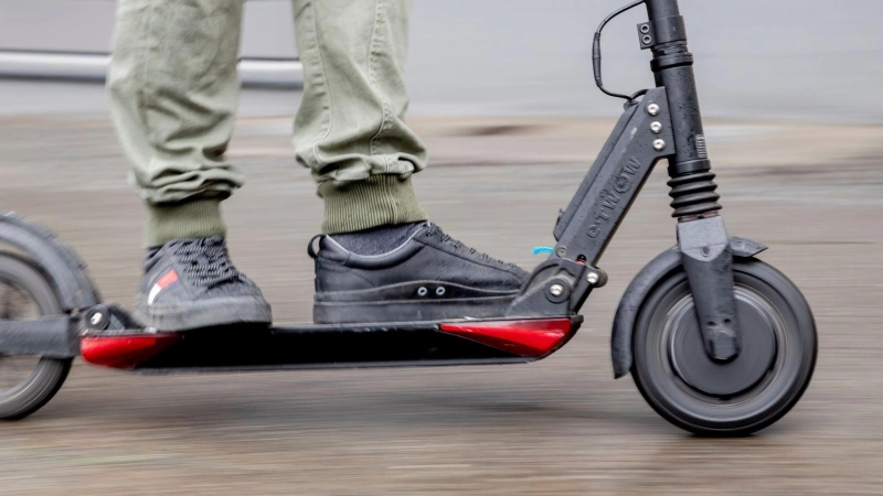 Eine Elfjährige wurde in Uffenheim auf einem nicht zugelassenen E‑Scooter erwischt. (Foto: Christoph Soeder/dpa)