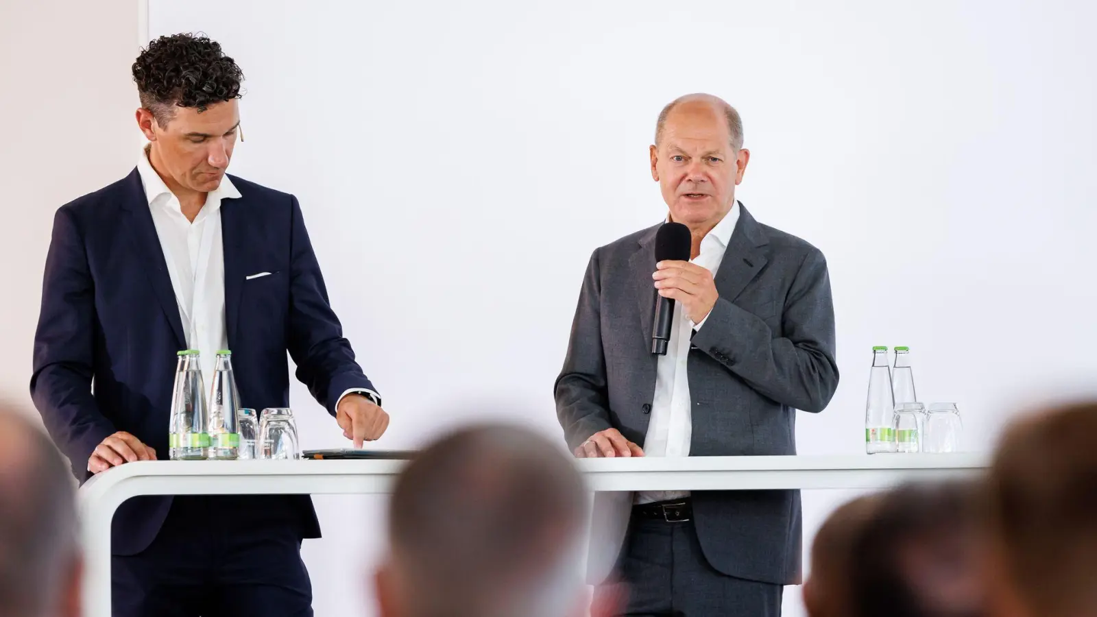 Bundeskanzler Olaf Scholz (r) erteilte Überlegungen, die Rente mit 63 abzuschaffen, eine klare Absage. (Foto: Daniel Karmann/dpa)