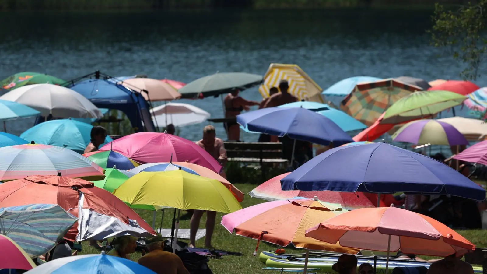 Zum Ferienstart dürften wieder viele Menschen in Bayern Abkühlung suchen. (Archivbild) (Foto: Karl-Josef Hildenbrand/dpa)
