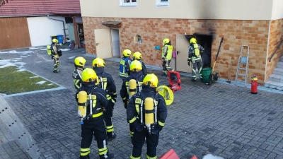 Mit Atemschutzträgern war die Feuerwehr gestern in Emskirchen im Einsatz, um den Brand einer Heizungsanlage zu löschen.  (Foto: Mikro Fryska)