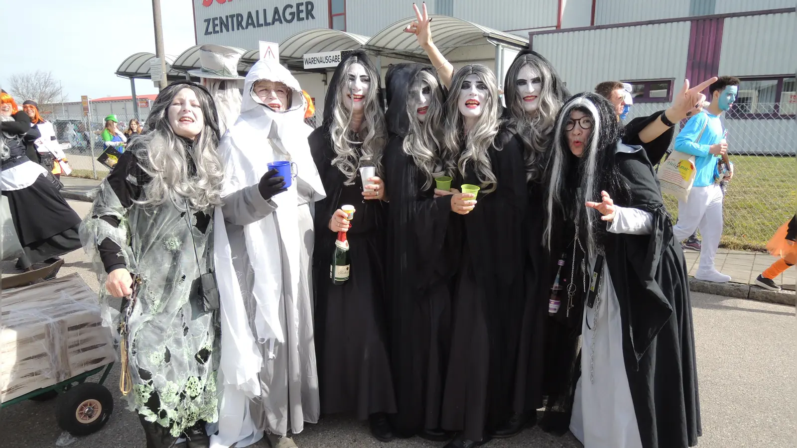 Beste Stimmung herrscht bereits, bevor sich der Gaudiwurm in Bewegung setzt: die Schlossgeister vom Team Schrotfeld. (Foto: Peter Zumach)