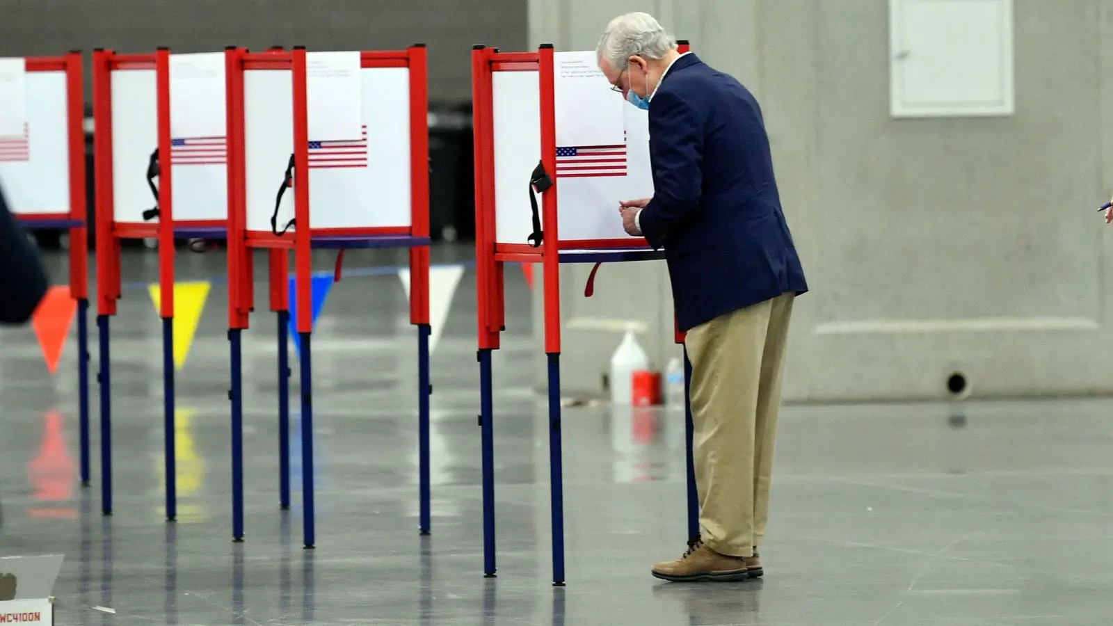 Im Bundesstaat Kentucky haben erste Wahllokale nun geschlossen. (Archivbild) (Foto: Timothy D. Easley/AP/dpa)