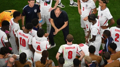 Tuchel findet offenbar die richtigen Worte bei der englischen Mannschaft.  (Foto: Jessica Tobias/AP/dpa)