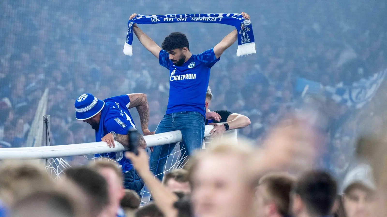 Solche Szenen soll es bei einem Schalker Aufstieg diesmal nicht geben. (Archivbild) (Foto: David Inderlied/dpa)