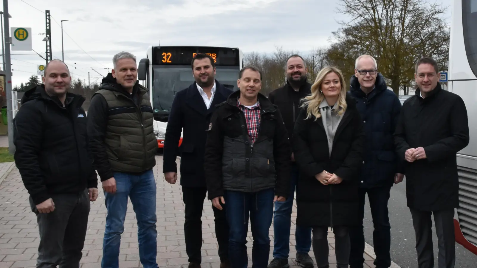 Landrat Dr. Jürgen Ludwig (von rechts) und Heilsbronns Bürgermeister Dr. Jürgen Pfeiffer mit Vertretern regionaler Verkehrsunternehmen. (Foto: Silvia Schäfer)