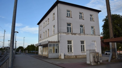 Das ehemalige Bahnhofsgebäude in Heilsbronn wird die neue Heimat der Musikschule. Bis dahin muss das Gebäude allerdings umfassend saniert und umgebaut werden. (Archivbild: Florian Schwab)